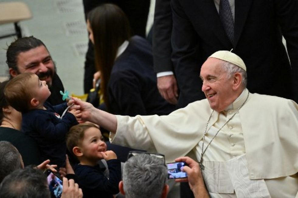 El Papa Francisco saluda a niños, en la audiencia general semanal, este 14 de diciembre, en la sala Paul-VI en el Vaticano.