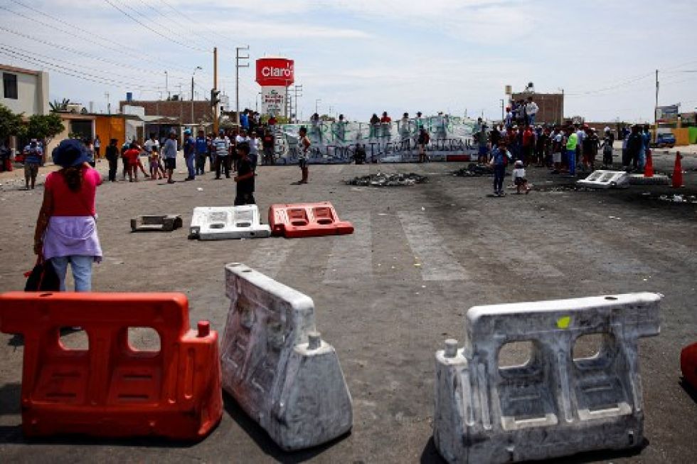 Manifestantes bloquean la carretera Panamericana exigiendo elecciones anticipadas y la liberación del expresidente peruano Pedro Castillo en Ica.