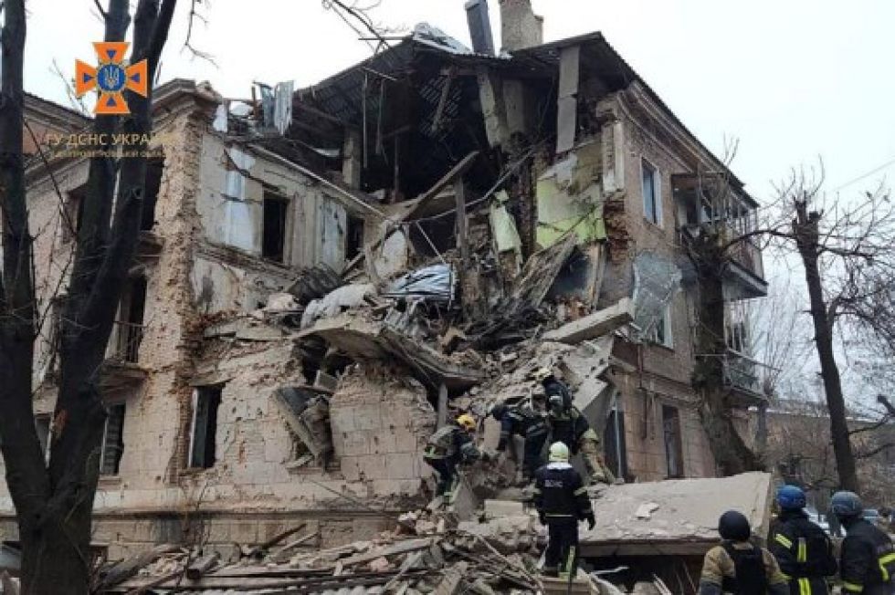 Rescatistas del Servicio Estatal de Emergencia de Ucrania trabajan en un edificio de tres pisos gravemente dañado tras un ataque con misiles rusos en Kryvyi Rih.