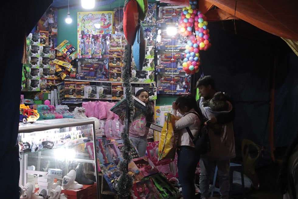 COMERCIO. Uno de los pocos puestos de venta de juguetes en la Feria Navideña ayer, sábado.
