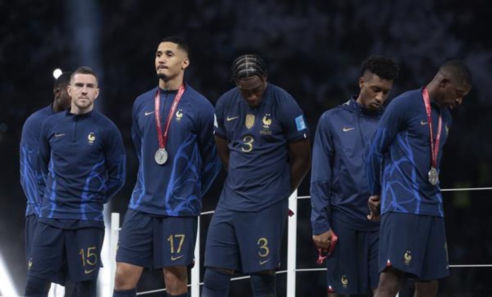 Jugadores de Francia tras recibir la medalla del segundo lugar en el Mundial de Qatar 2022.