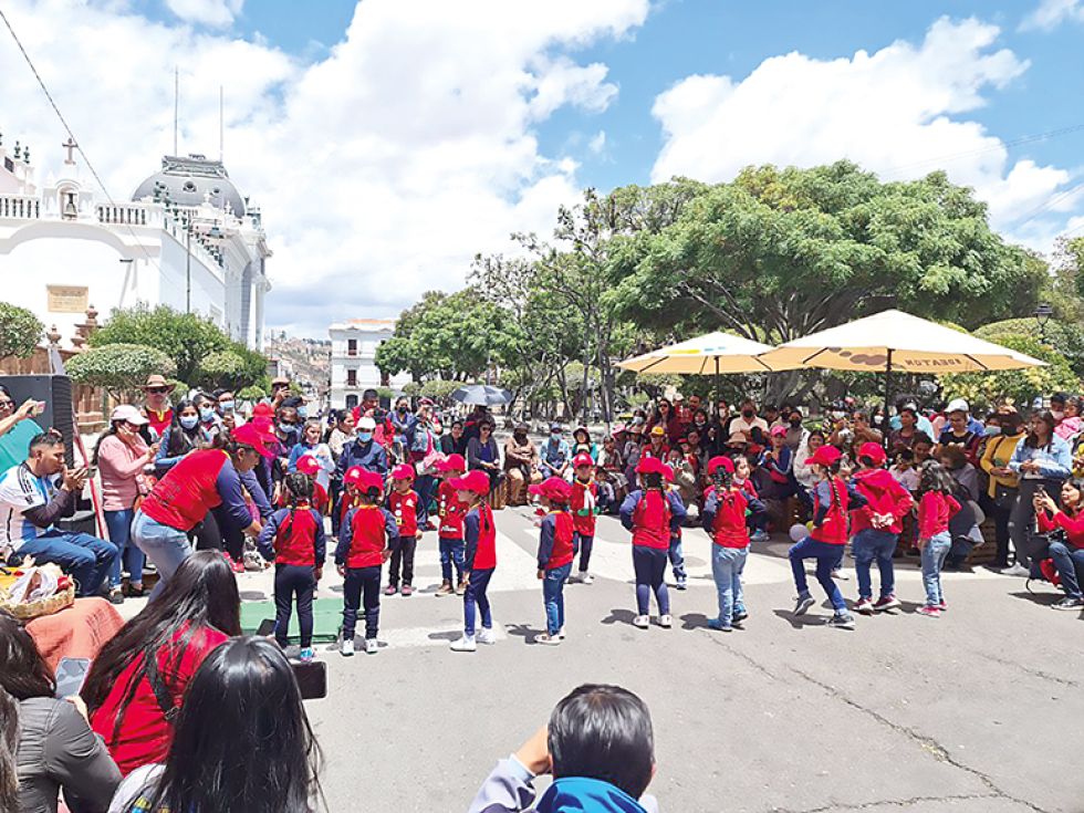 DANZA. Niños de la institución “Mis Ovejitas” bailan chuntunquis en la plaza 25 de Mayo.