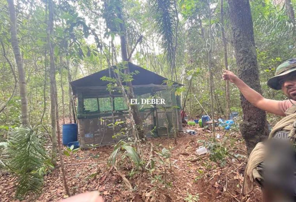 Vivienda precaria de los presuntos guerrilleros colombianos en el Parque Noel Kempff Mercado.