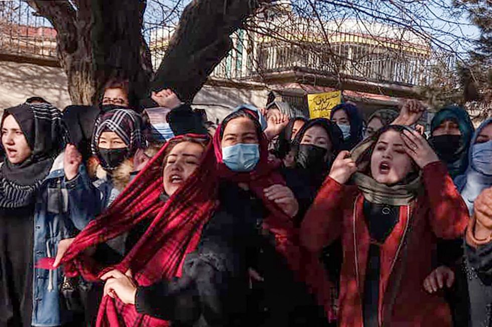 Un grupo de mujeres afganas protestan contra la prohibición de la educación universitaria para las mujeres, en Kabul.