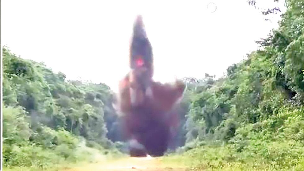 ILEGAL. Vista del momento que ocurre la explosión para inhabilitar la pista de aterrizaje.