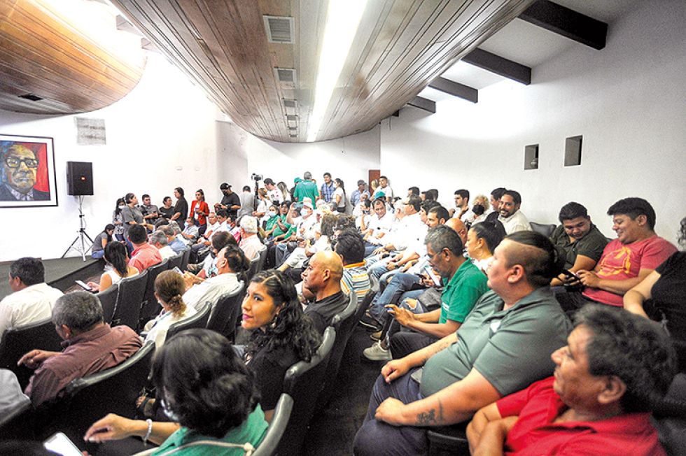 DECISIón. La Asamblea de la Cruceñidad se reunió ayer para evaluar la aprehensión de su Gobernador.