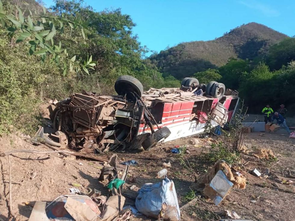 Un accidente de bus deja 11 muertos en la carretera entre Santa Cruz y ...