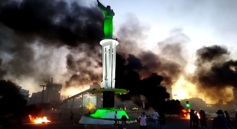 Grupos de movilizados quemaron llantas cerca del Cristo Redentor para contrarrestar los gases.