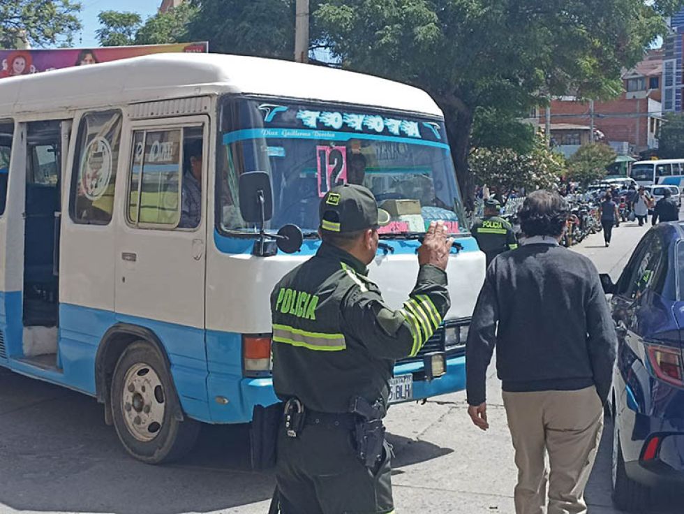 TRANSPORTE. Los letreros con las nuevas tarifas que colocaron los conductores y fotos del operativo.