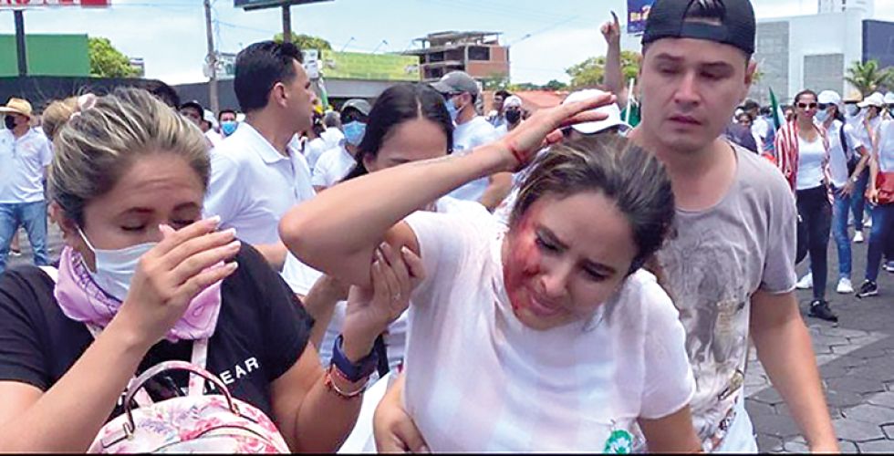 PROTESTAS. Una de las autoridades departamentales de Santa Cruz resultó herida luego de la represión policial, ayer.