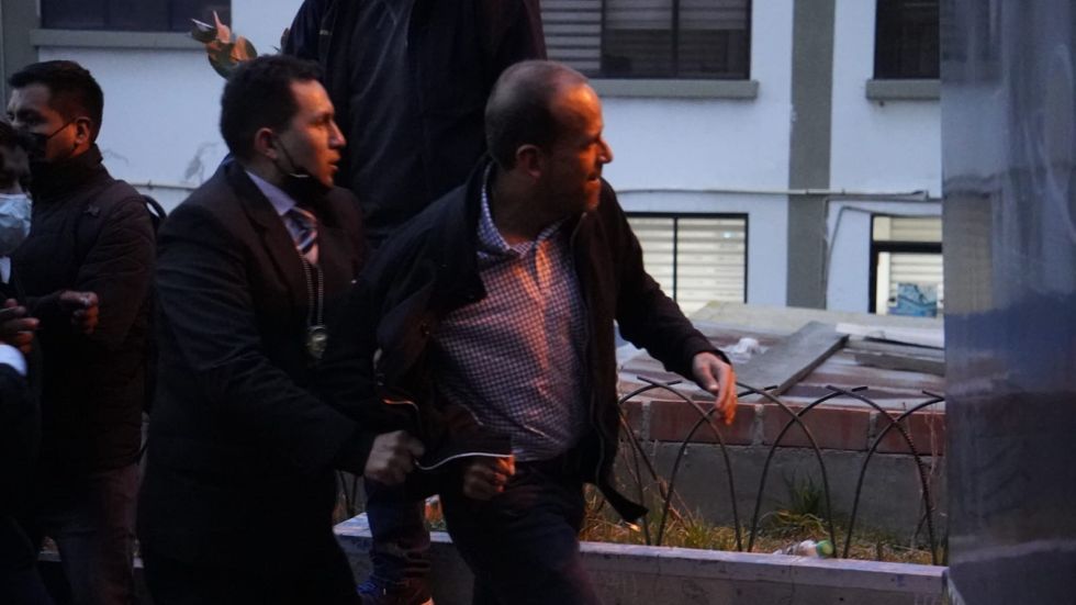 El gobernador de Santa Cruz, Luis Fernando Camacho, cuando fue ingresado a celdas policiales en La Paz.