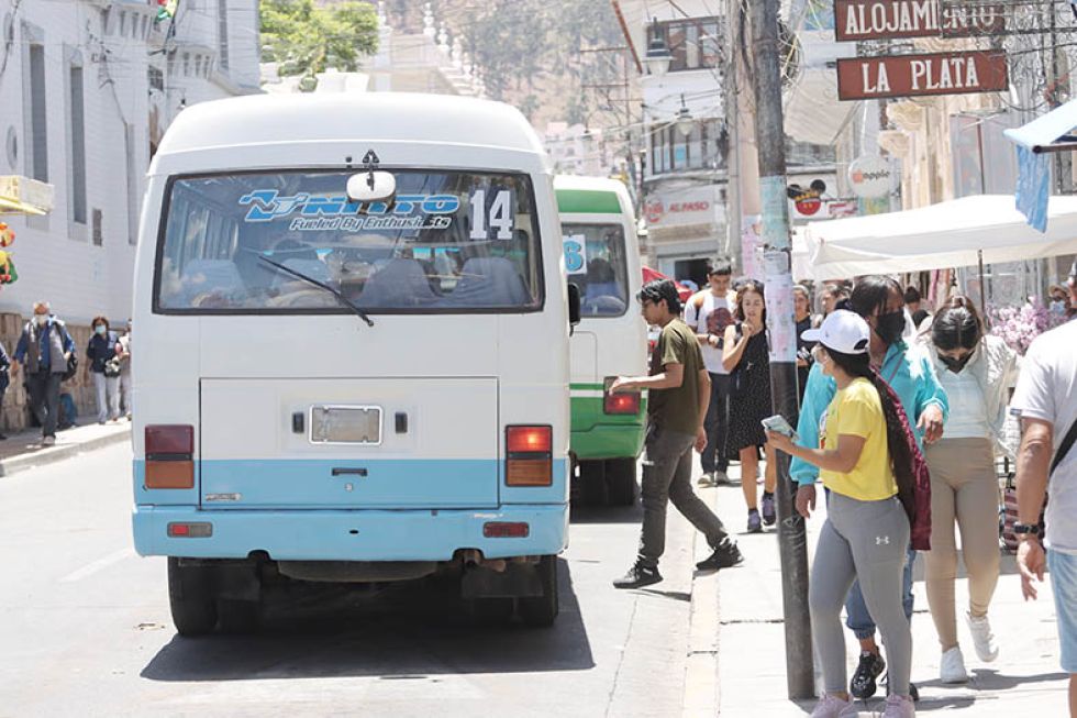 TRANSPORTE. Los letreros con las nuevas tarifas que colocaron los conductores y fotos del operativo.