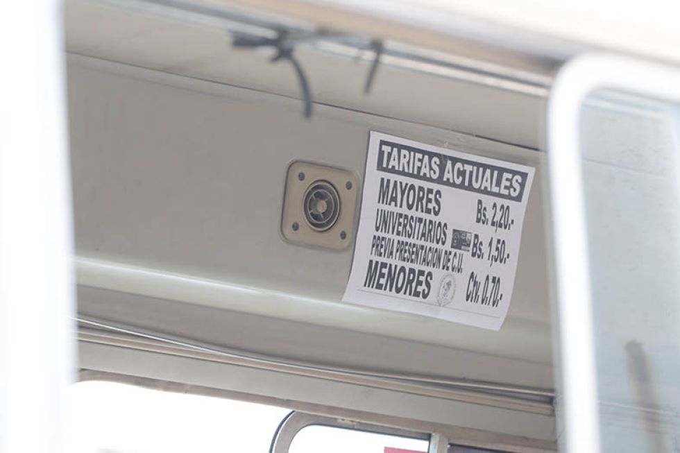 TRANSPORTE. Los letreros con las nuevas tarifas que colocaron los conductores y fotos del operativo.