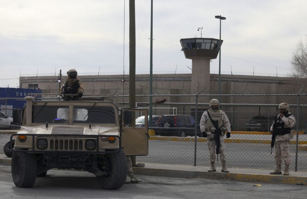 Miembros del Ejército Mexicano aseguran un área fuera de la prisión de Ciudad Juárez número 3 después de un ataque en Ciudad Juárez.