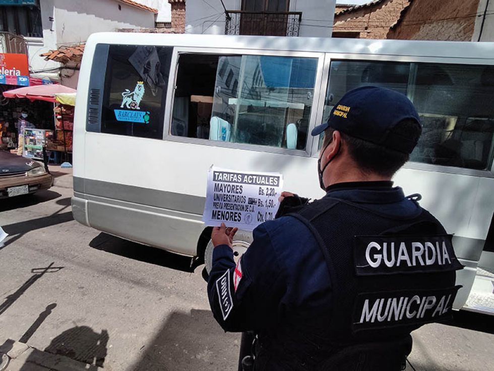 TRANSPORTE. Los letreros con las nuevas tarifas que colocaron los conductores y fotos del operativo.