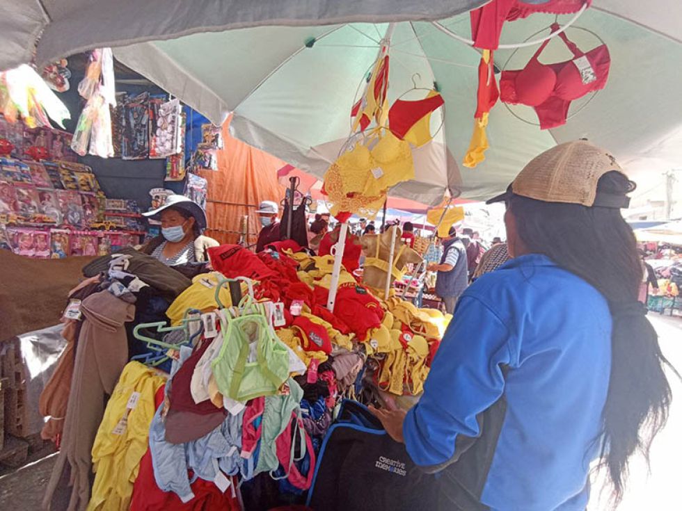 VENTA. Así se vieron las calles aledañas al Mercado Campesino.