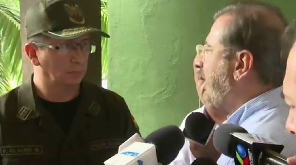 El subcomandante policial de Santa Cruz, Edson Claure, y el líder cívico Rómulo Calvo.