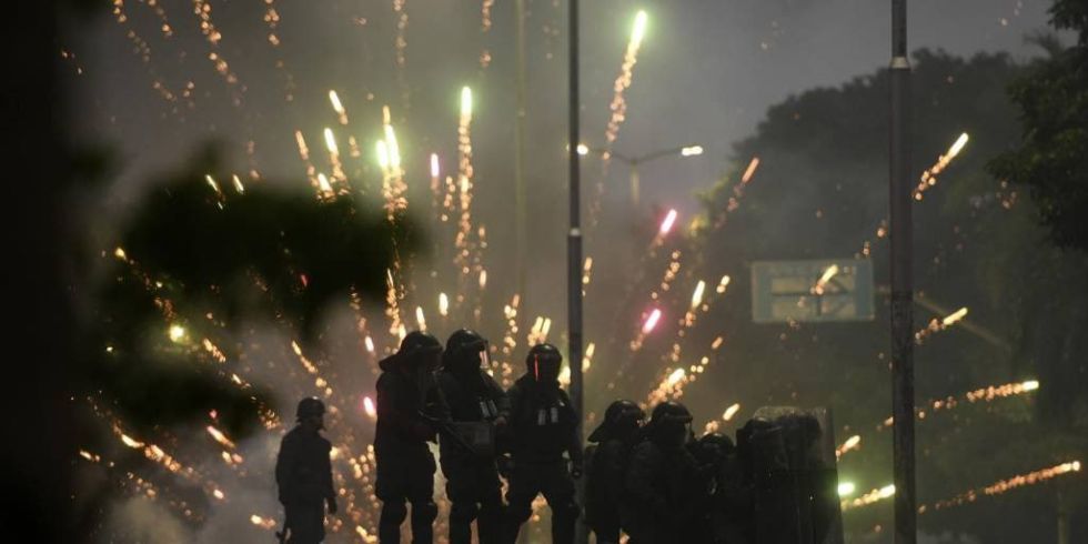 La gasificación, tras fuegos artificiales lanzados por los manifestantes, volvió la noche de este feriado al sector del Cristo Redentor.