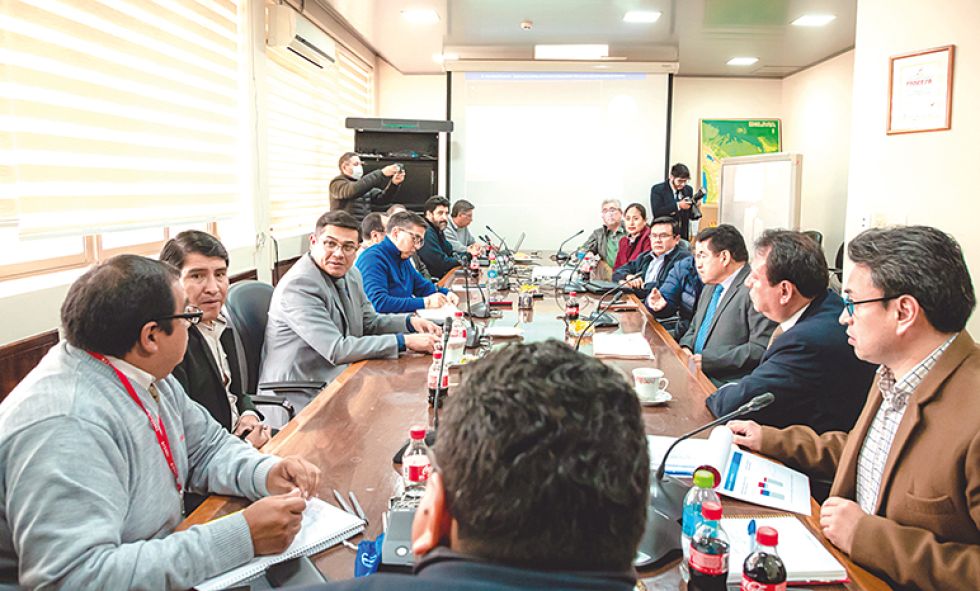 FANCESA. Los representantes de las copropietarias de Fancesa, ayer en una junta de accionistas.