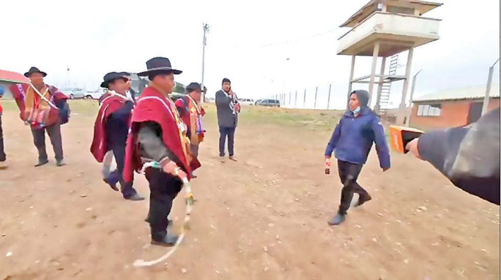 CONTROLES. Organizaciones afínes al MAS montaron una vigilia en el ingreso del penal Chonchocoro.