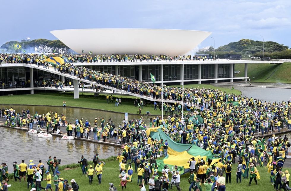 Partidarios del expresidente brasileño Jair Bolsonaro realizan una manifestación en la Explanada de los Ministerios en Brasilia.