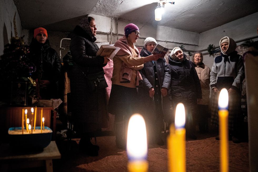 UCRANIA. Fieles ucranianos celebran la Navidad ortodoxa en un refugio subterráneo en Chasiv Yar.