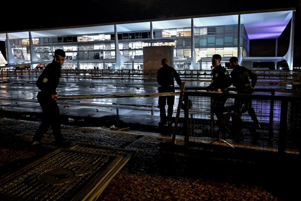 Policías brasileños remueven las barricadas puestas por bolsonaristas en Planalto, la sede del Ejecutivo.