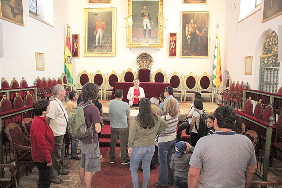 SUCRE. Turistas nacionales y extranjeros visitan uno de los atractivos de la ciudad.