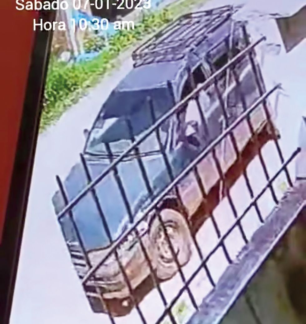 REFERENCIA. Los ladrones se movilizan en un tax tipo vagonta color verde, marca Toyota.