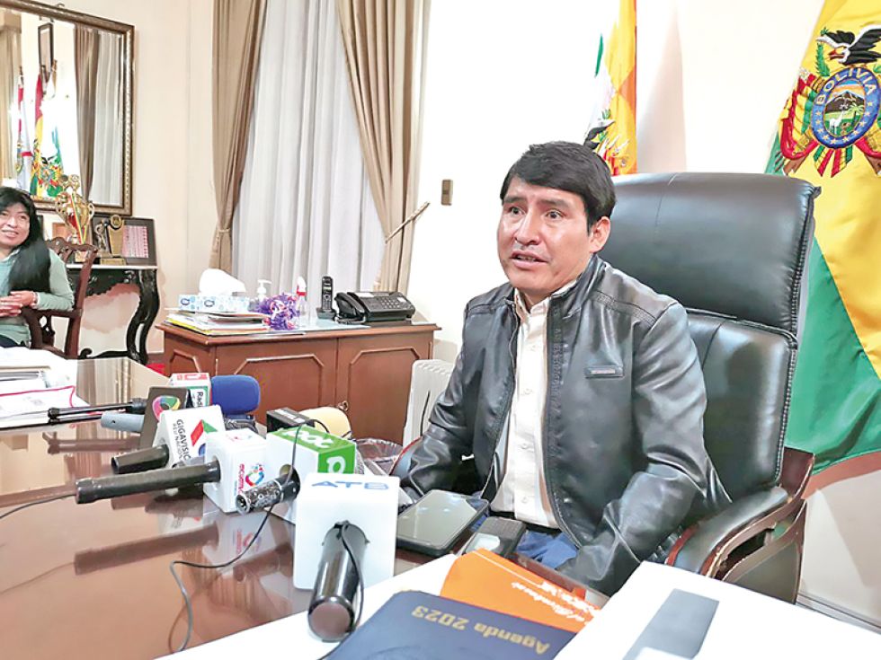 AUTORIDAD. El gobernador Damián Condori, ayer, en unas declaraciones ante la prensa.