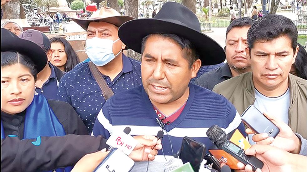 MAS. Los dirigentes de las organizaciones sociales del oficialismo, ayer, en la plaza.