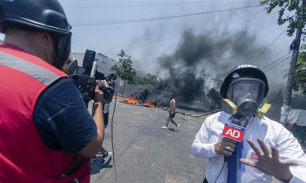 Para la cobertura de conflictos, los periodistas deben utilizar cascos y máscaras antigás.