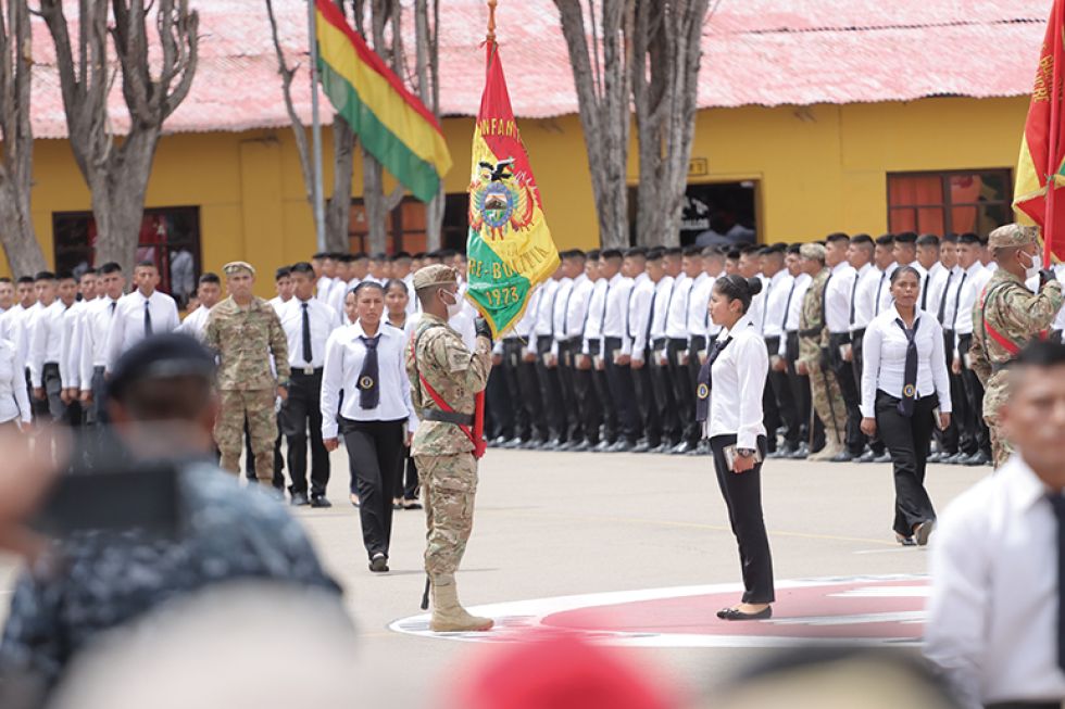 CEREMONIA. Una flamante reservista realiza el tradicional juramento a la bandera.