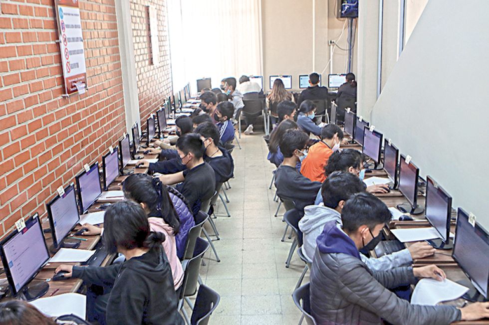 EXAMEN. Para la primera prueba se habilitaron 46 gabinetes en 13 recintos académicos.