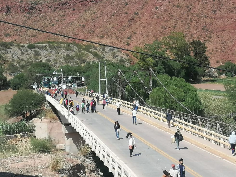 El bloqueo fue instalado en el puente que divide a los municipios de Las Carreras y El Puente.