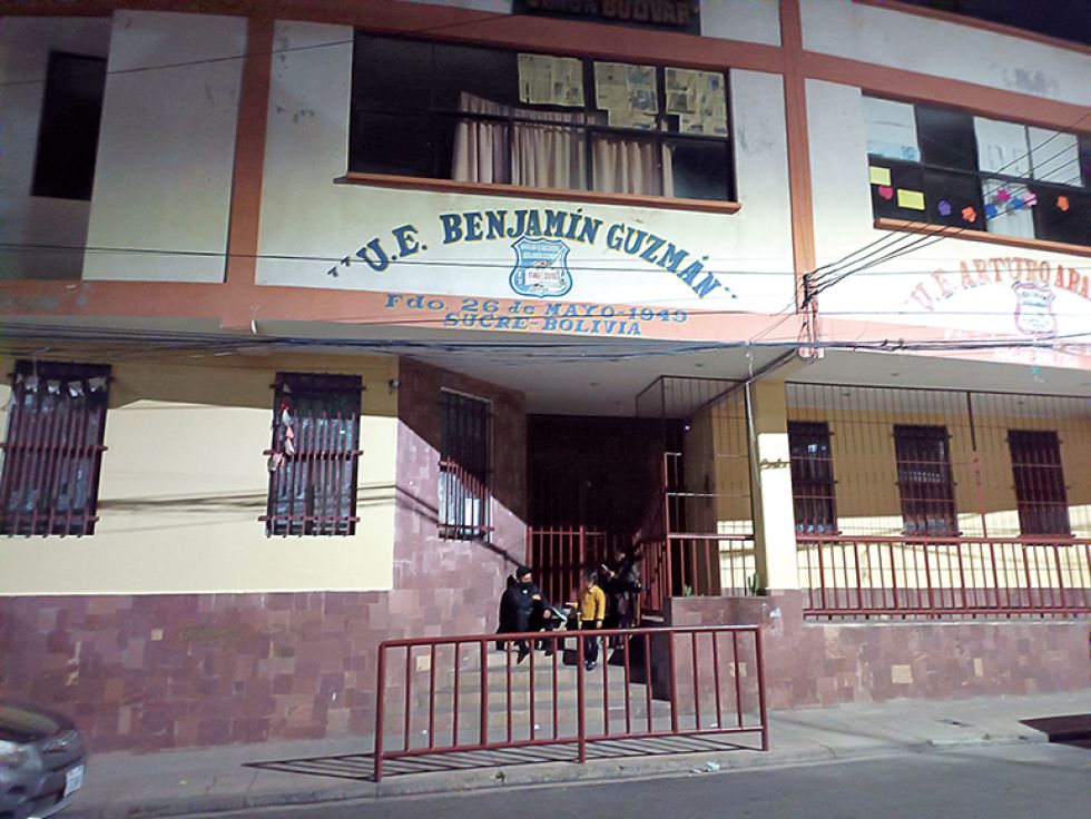 REGISTRO. Tres personas hacían fila anoche en la unidad educativa Benjamín Guzmán, en Sucre.