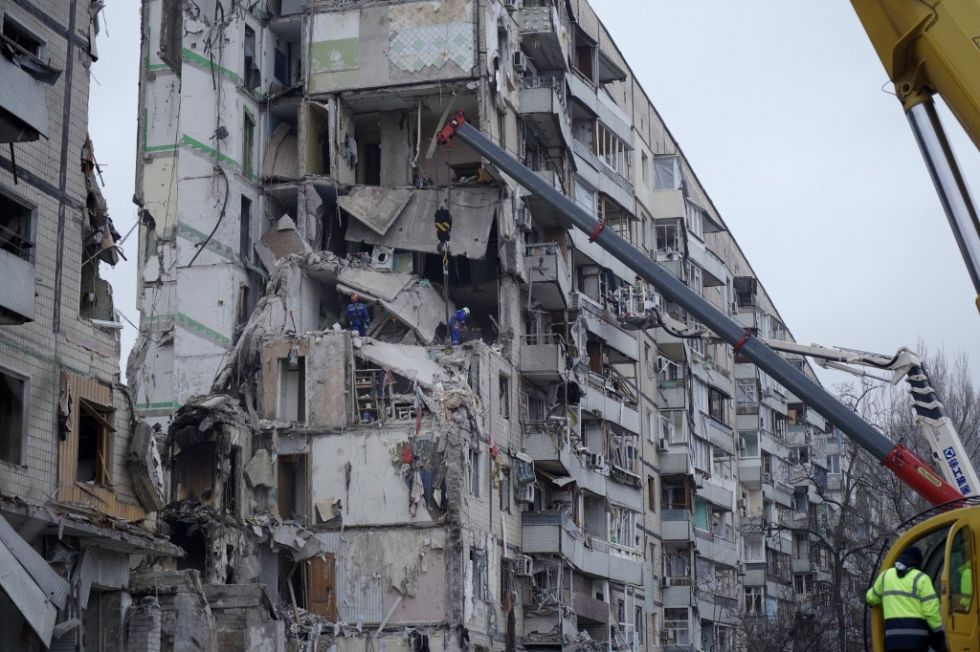 Los rescatistas trabajan en un edificio residencial destruido después de un ataque con misiles, en Dnipro.