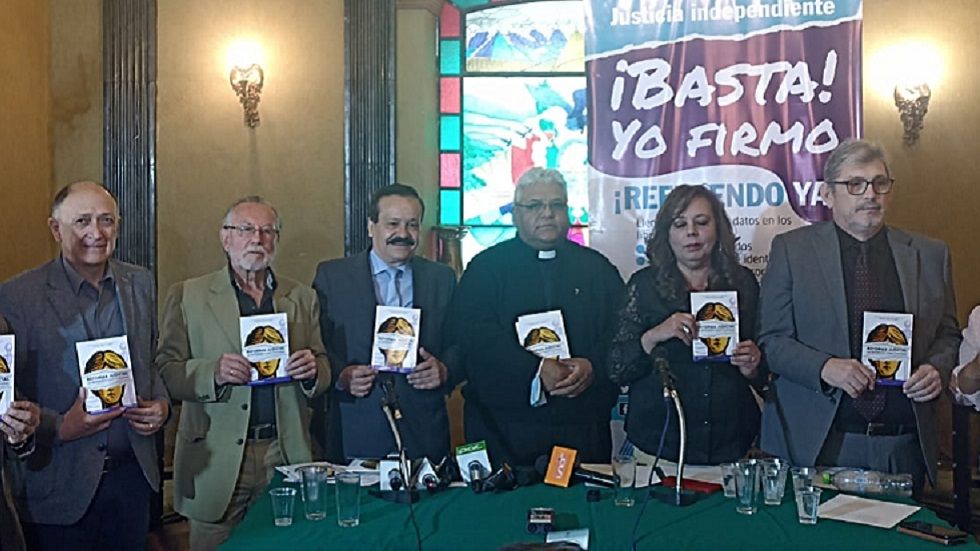 La conferencia de prensa de los juristas y las organizaciones que respaldan su campaña.