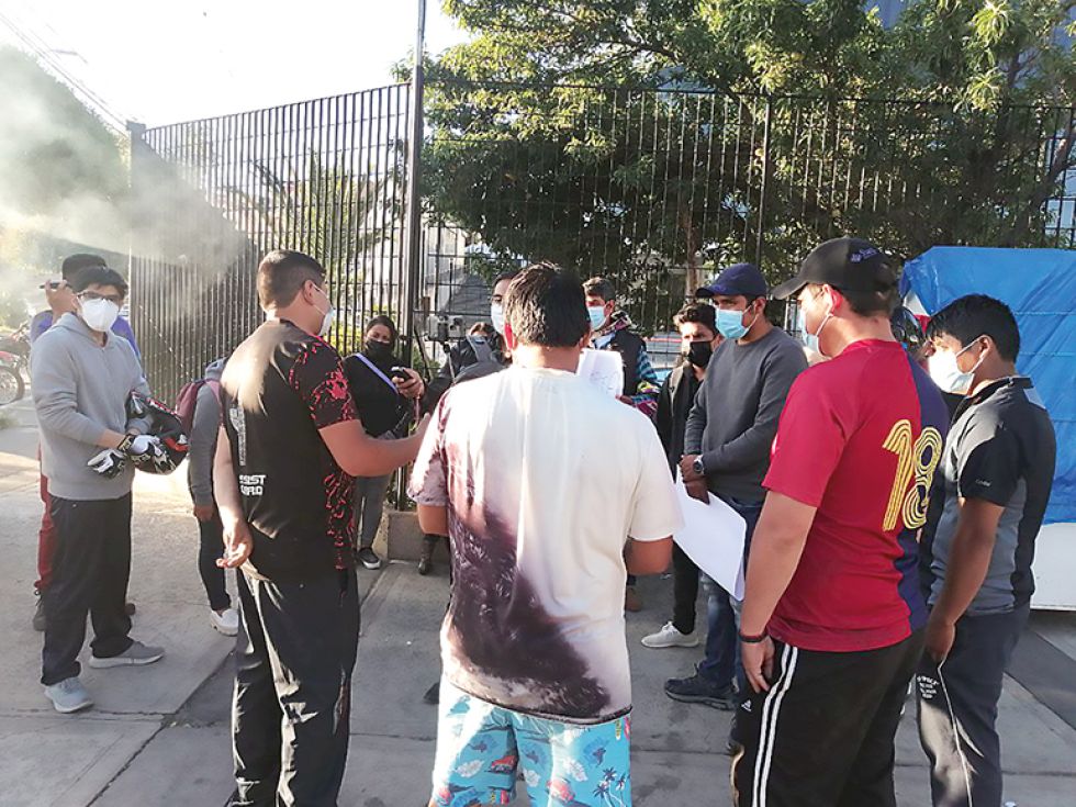 SEGUIMIENTO. Personas que se manifestaron ayer en el Tribunal Departamental de Justicia.