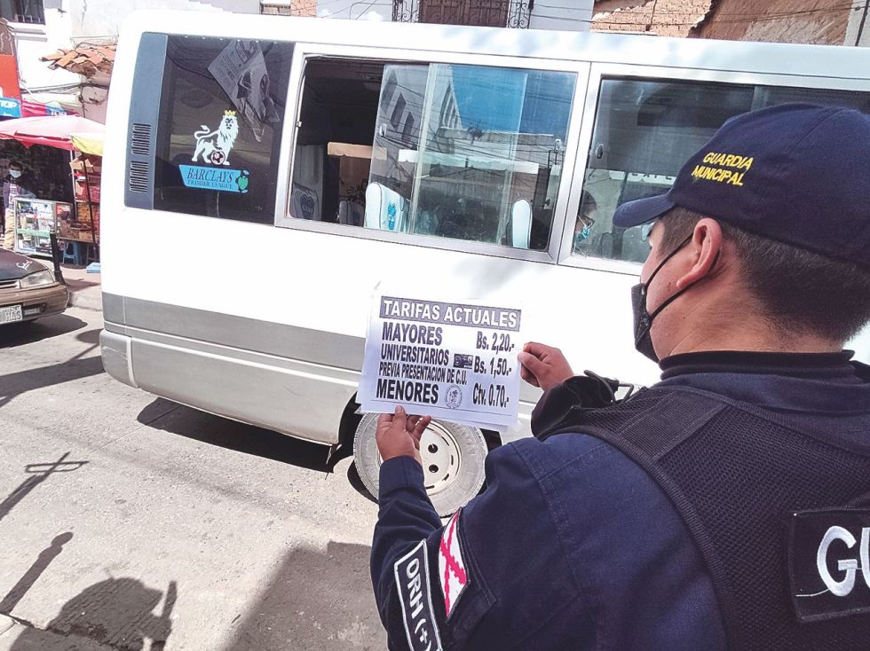 TRANSPORTE. Los letreros con los nuevos costos de pasaje que intentó aplicar San Cristóbal.