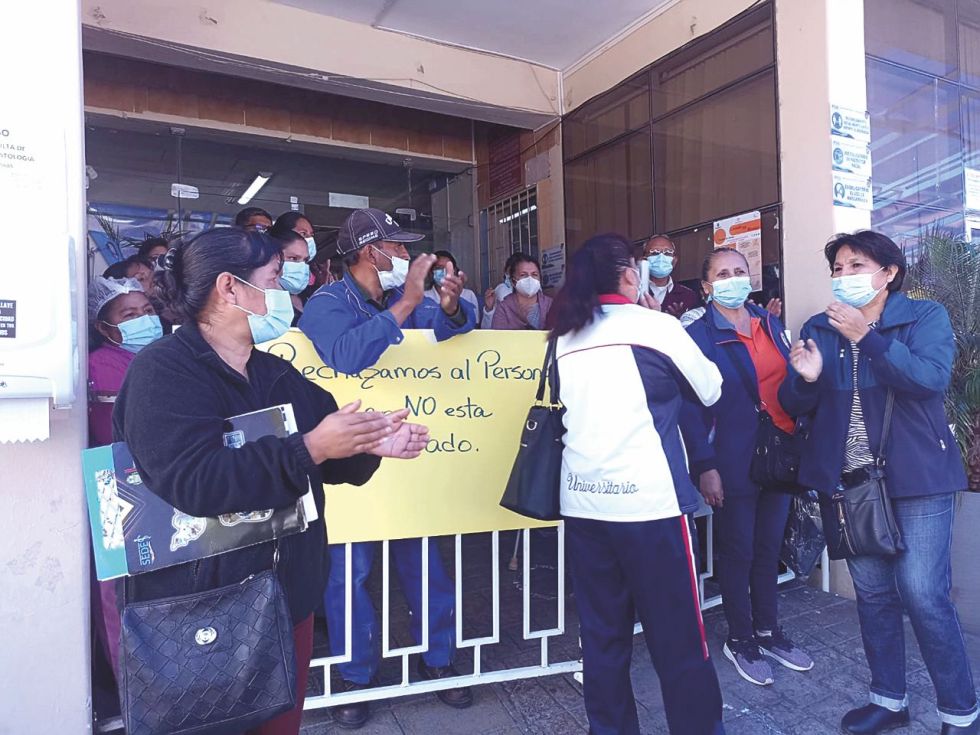 PROTESTAS. Los trabajadores manuales en el frontis del hospital Gineco Obstétrico.