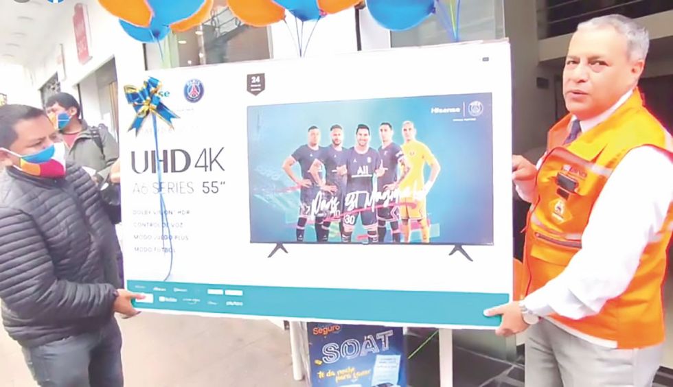 PREMIO. Un ciudadano recibe un premio por comprar el SOAT en el plazo establecido.