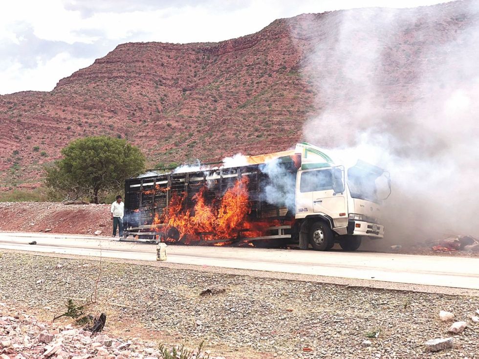 SOLIDARIDAD. El fuego alcanzó a la carrocería y no llegó a la cabina gracias a la gente.