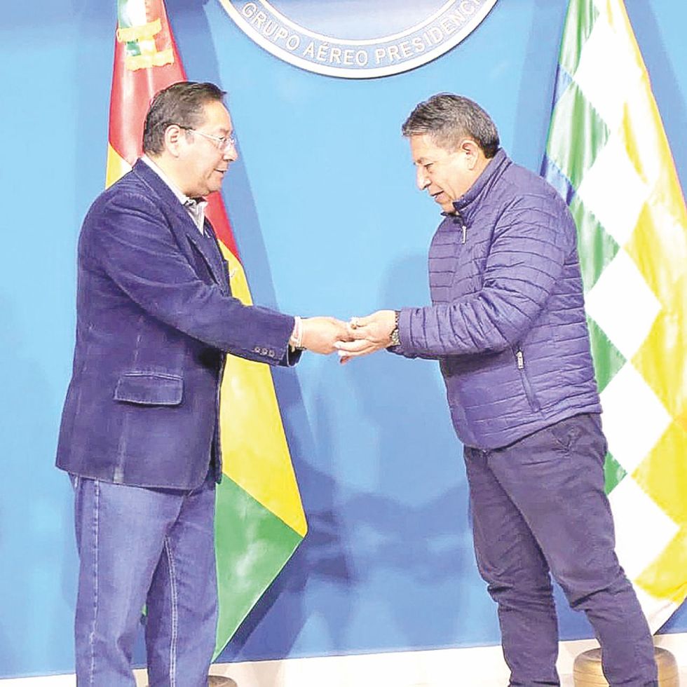 ACTO. El presidente Luis Arce entregó ayer el Bastón de Mando al vicepresidente David Choquehuanca.
