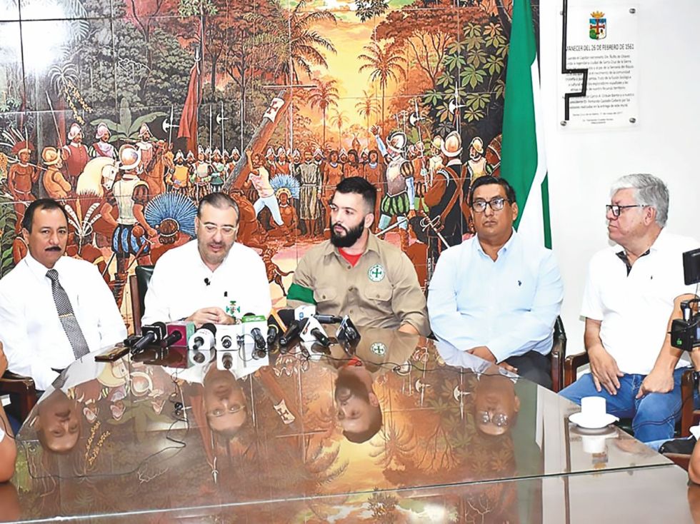 REUNIÓN. El cívico Rómulo Calvo y el rector Vicente Cuéllar (i) tuvieron una reunión de coordinación.