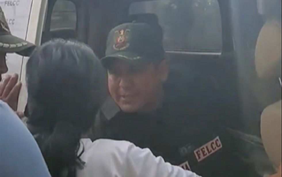 El momento en el que la madre de Misael Nallar es introducida a un vehículo policial.