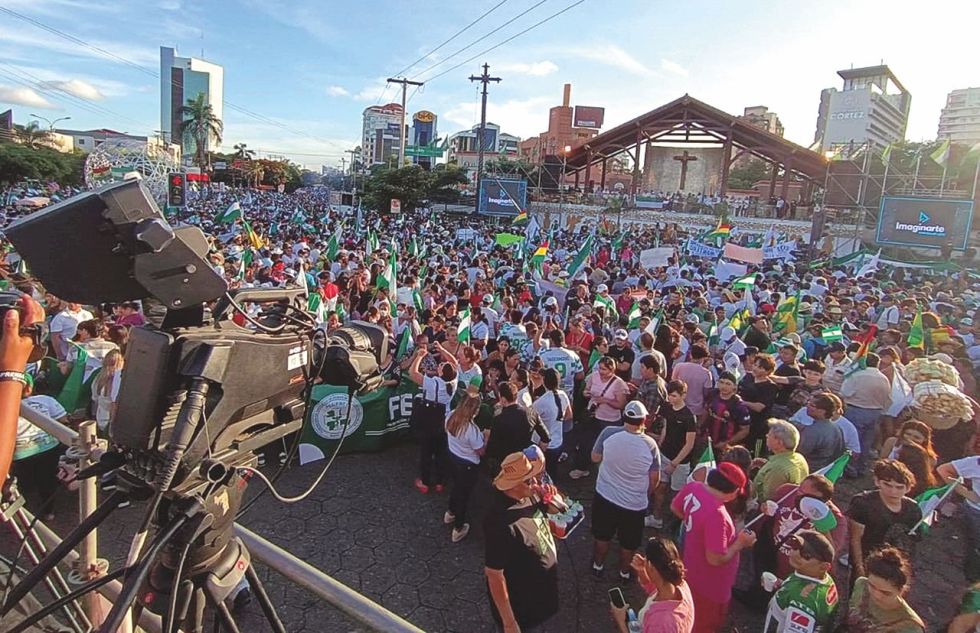 CABILDO. Una imagen de la concentración que se registró en Santa Cruz, que pidió la liberación del gobernador Luis Fernando Camacho.