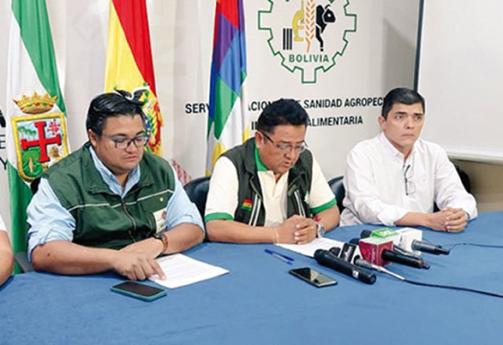 MINISTRO. Gonzáles (c) declaró estado de alerta zoosanitaria por el brote en Sacaba, Cochabamba.