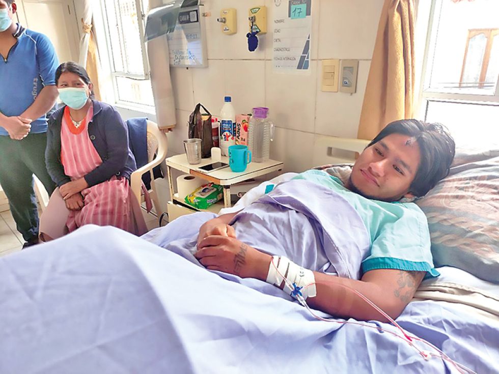 INTERNADO. Franz Quispe, junto a su madre, en la cama 17 del hospital Santa Bárbara.