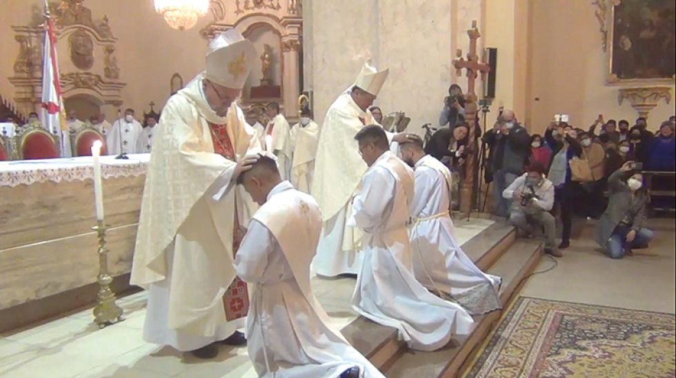 CEREMONIA. Los tres sacerdotes cuando recibían el sacramento del orden sagrado.